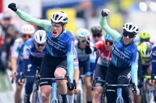Dorian Godon (à gauche), célèbre sa victoire à Fribourg, son coéquipier Andrea Vendrame également. l KEYSTONE/LAURENT GILLIERON